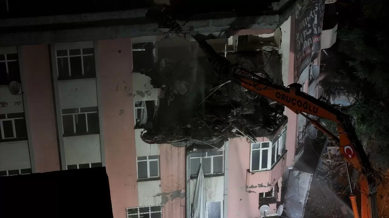 Çöken binanın yanındaki yapı kontrollü yıkılıyor 5