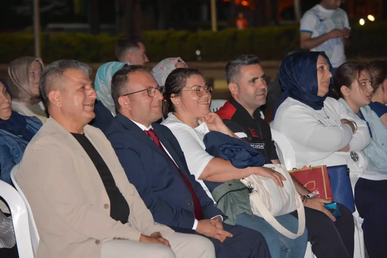 Çorum'da nostaljik akşam: Açık havada konser ve sinema keyfi 3