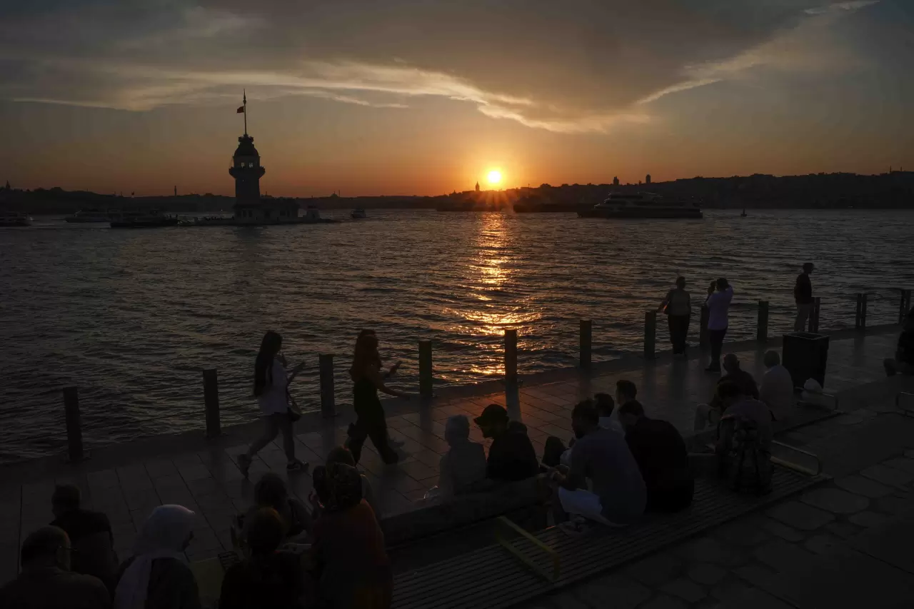 İstanbul’da gün batımı mest etti! Kız Kulesi eşliğinde büyüleyici manzara 6