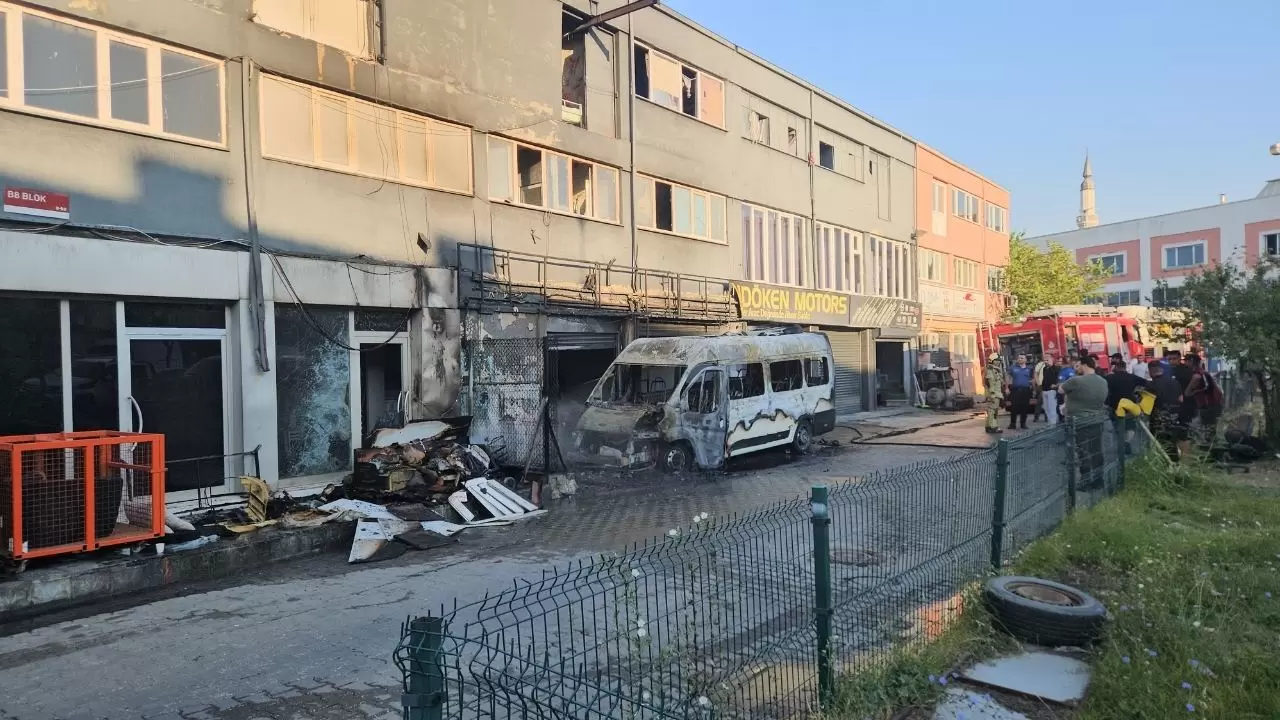 İSTeks Sanayi Sitesi'nde minibüs yanarak kullanılamaz hale geldi! 6