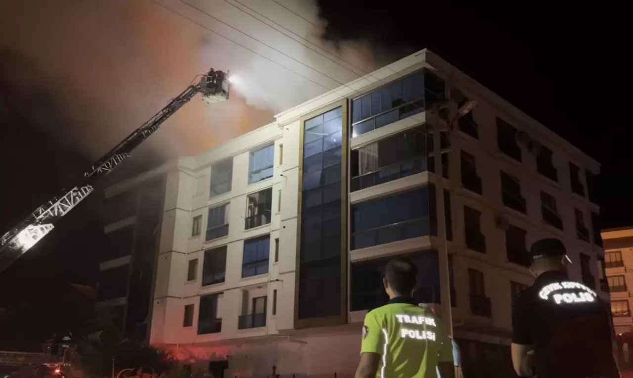Aksaray'da elektrik panosunda çıkan yangın çatıya sıçradı 10