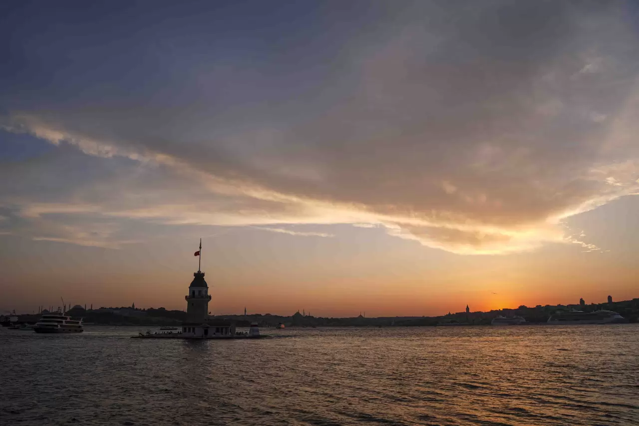 İstanbul’da gün batımı mest etti! Kız Kulesi eşliğinde büyüleyici manzara 2