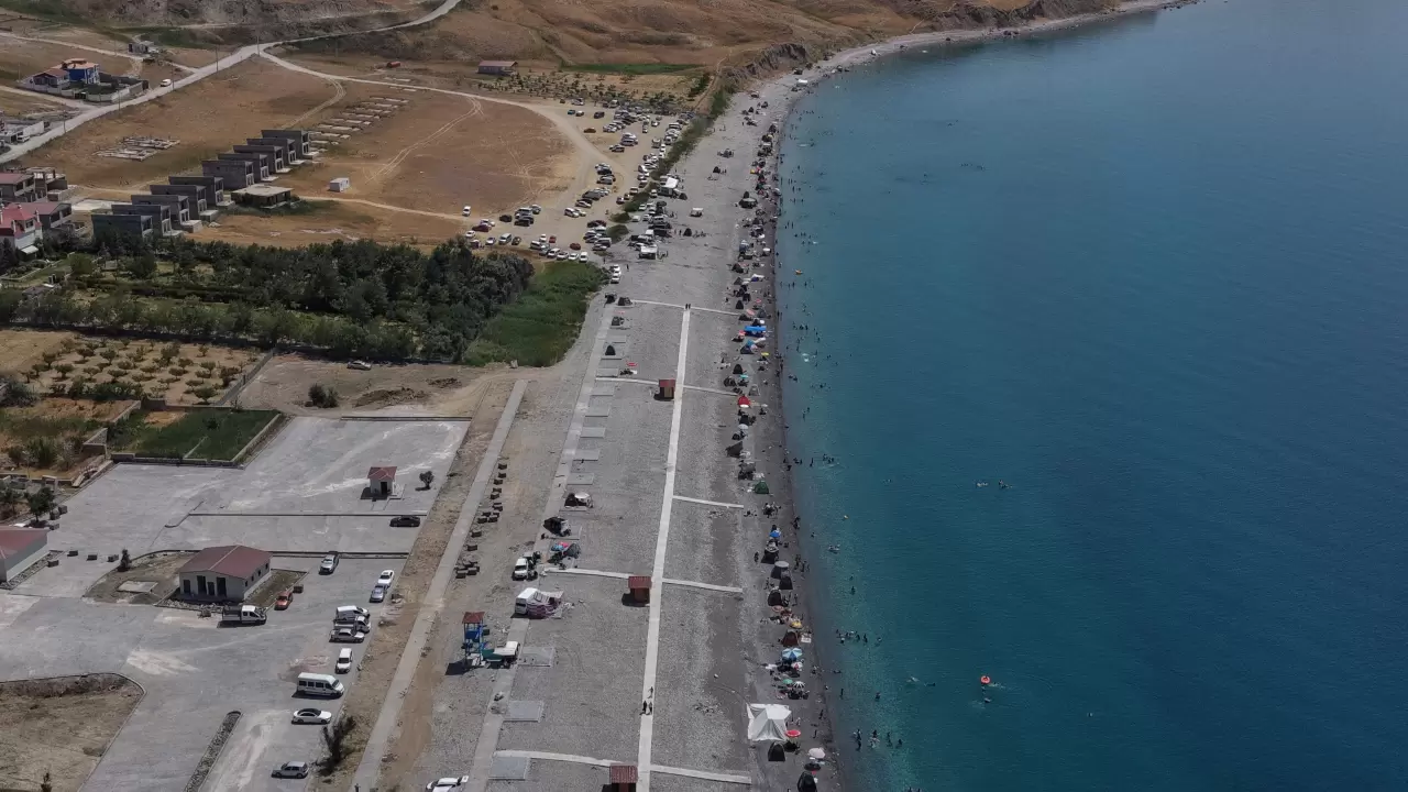 Van Gölü kıyılarına akın: Sıcak havayı gören çözümü böyle buldu 4