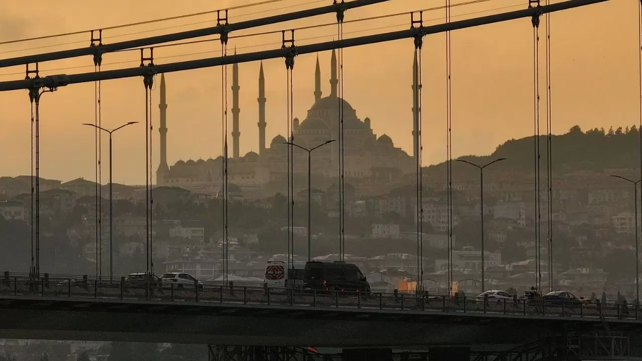 Kız Kulesi ve 15 Temmuz Şehitler Köprüsü eşliğinde güzel görüntü 9