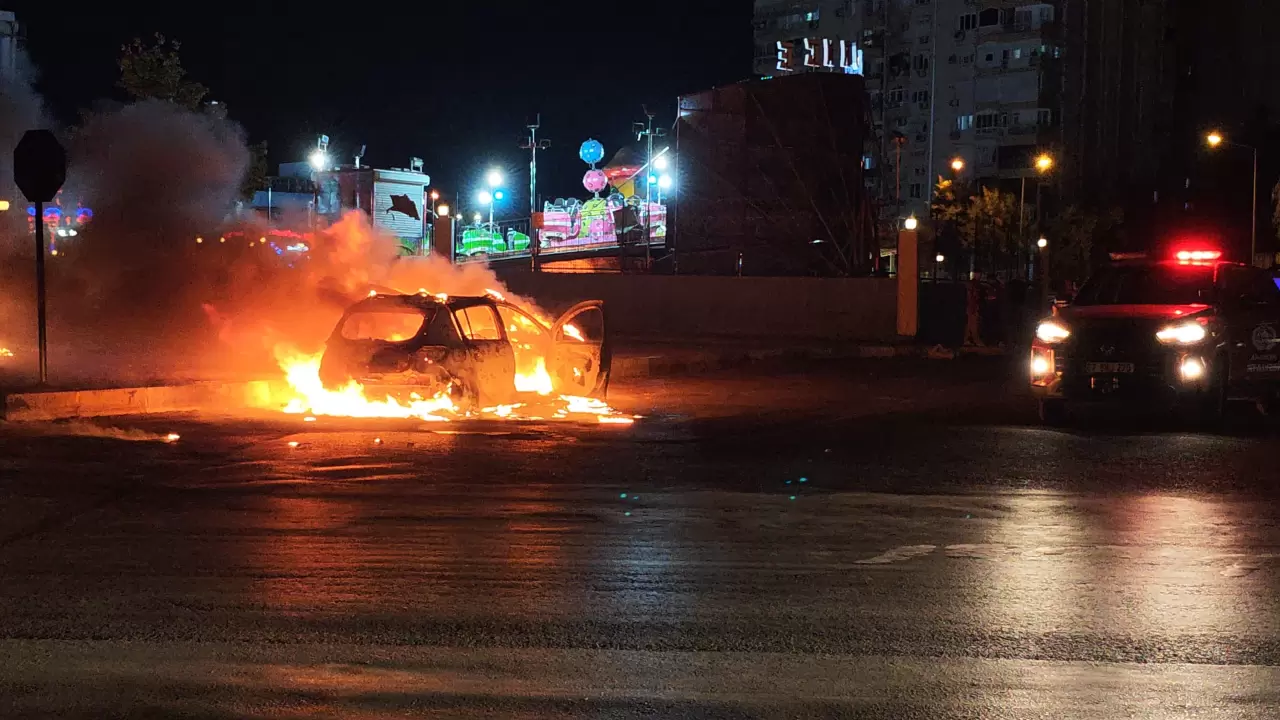 Seyir halindeki otomobil alev aldı, ilk müdahaleyi kadın itfaiye personeli yaptı! 4