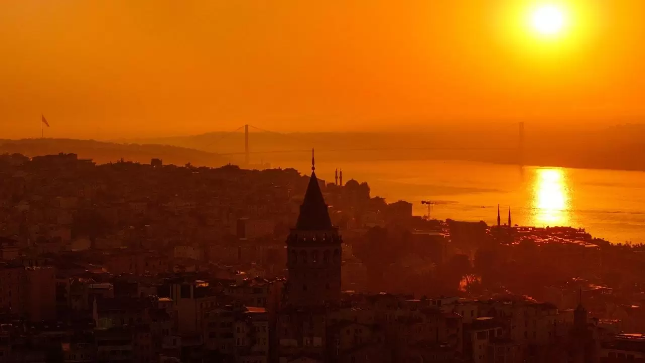 Günün ilk ışıkları Galata Kulesi’ni sardı! 7