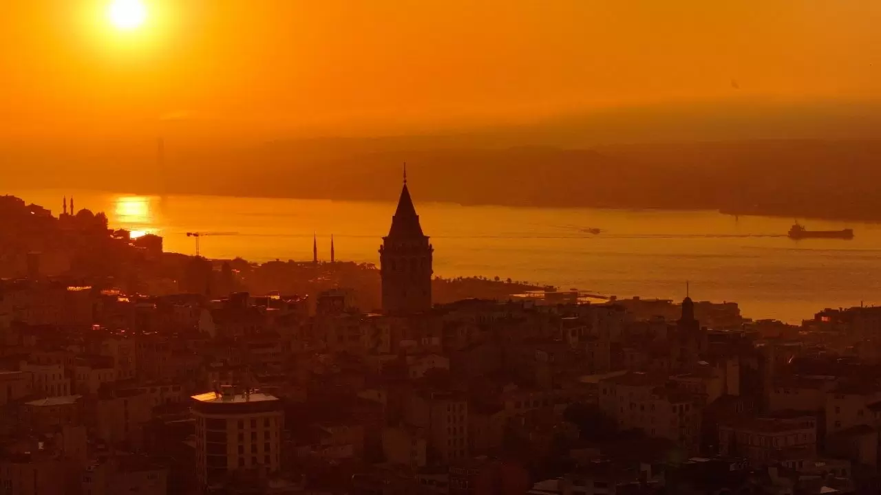 Günün ilk ışıkları Galata Kulesi’ni sardı! 3