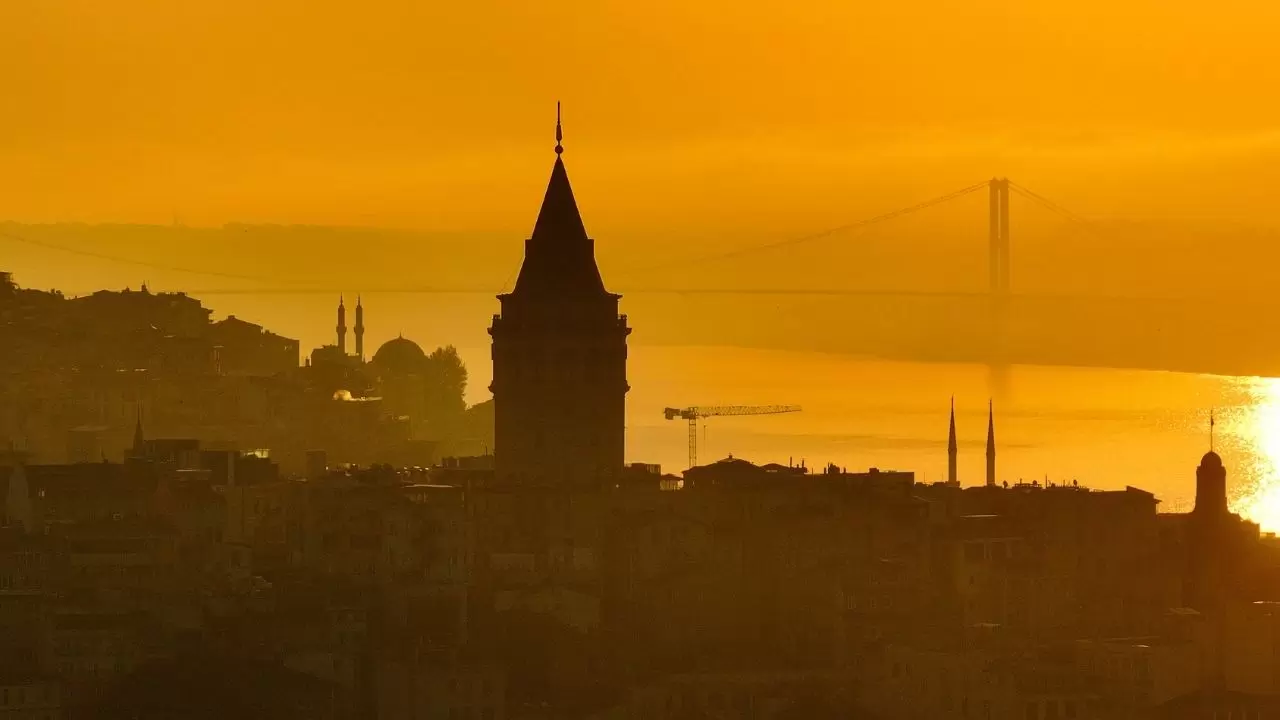 Günün ilk ışıkları Galata Kulesi’ni sardı! 1