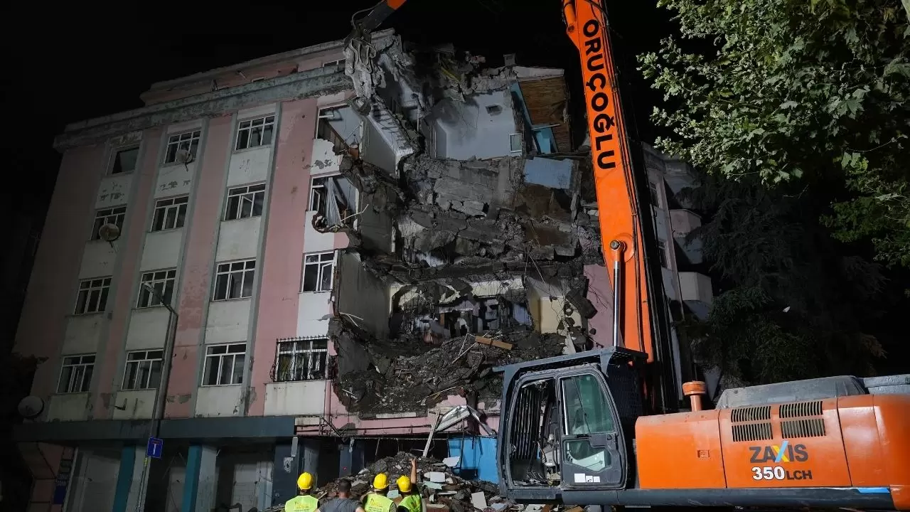 Çöken binanın yanındaki yapı kontrollü yıkılıyor 2