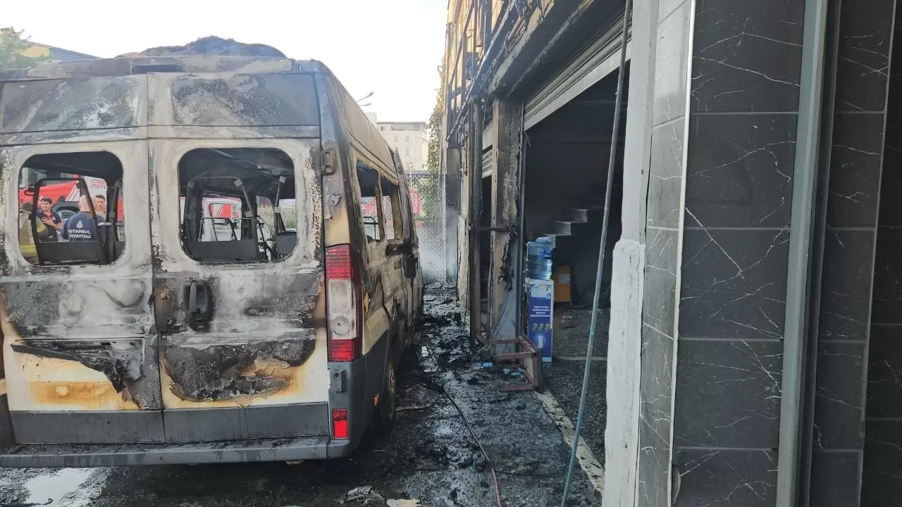 İSTeks Sanayi Sitesi'nde minibüs yanarak kullanılamaz hale geldi! 4