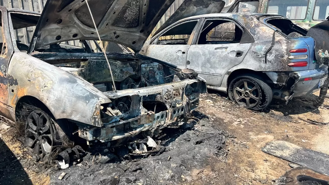 Alevler 4 otomobili kullanılamaz hale getirdi 2