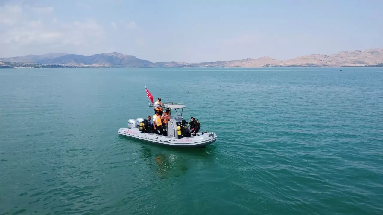 Elazığ'da Hazar Gölü'nün altında tarihi keşif! 17