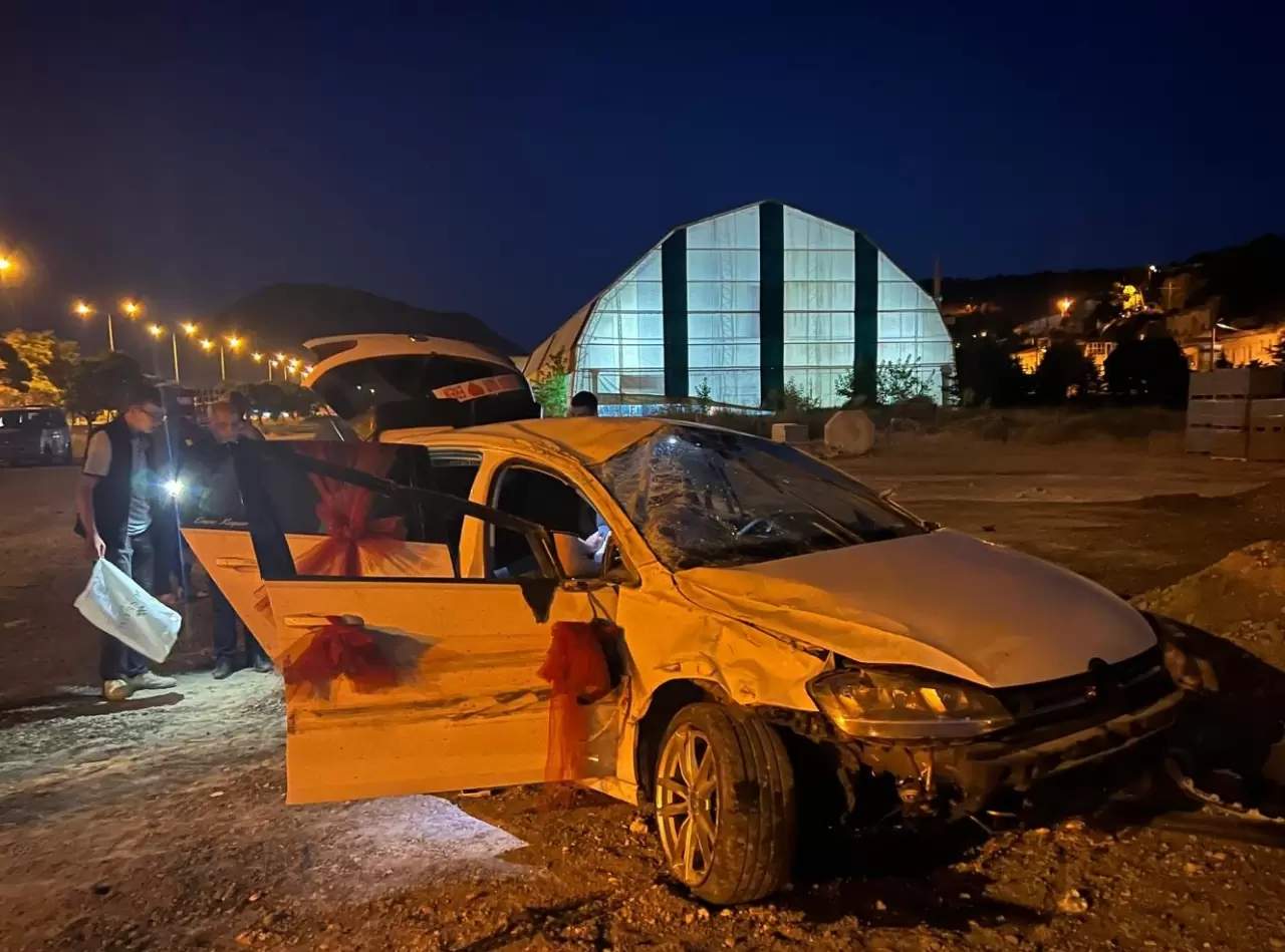 Araç takla attı, gelin ve damat yaralandı 3