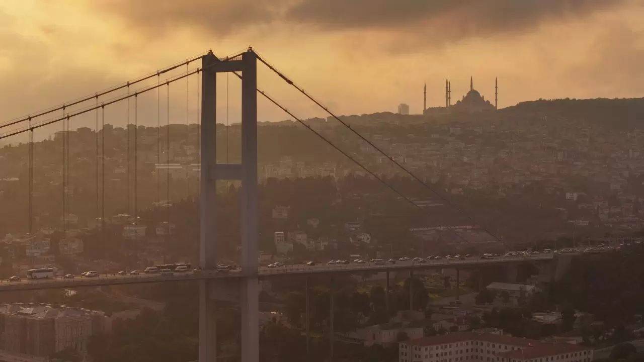 Kız Kulesi ve 15 Temmuz Şehitler Köprüsü eşliğinde güzel görüntü 7