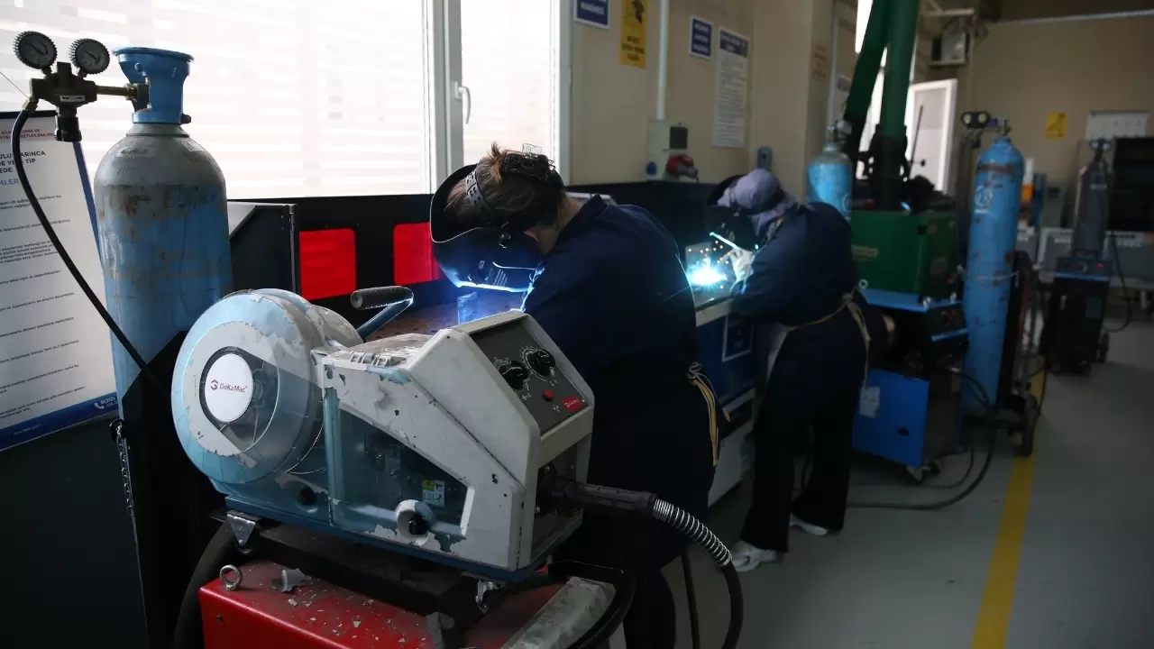 Balıkesir’de kadınlar kaynakçı olarak işbaşı yapacak! 13