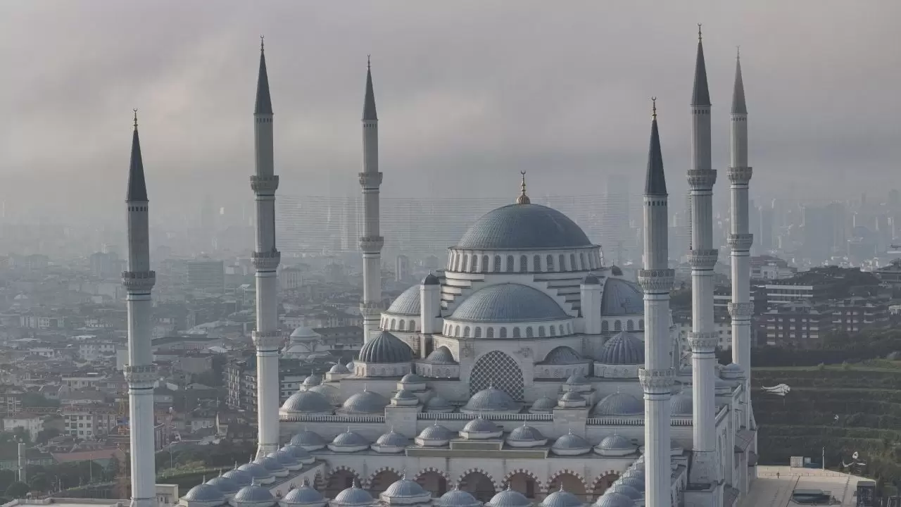 Büyük Çamlıca Camisi sis denizinin içinde kaldı! 1
