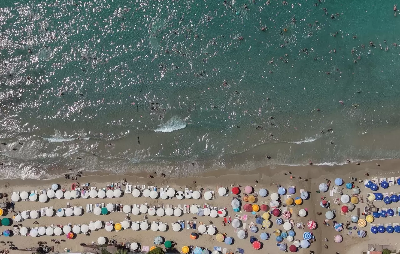 Termometreler 30 dereceyi gördü: Kuşadası plajlarında adım atacak yer kalmadı! 6