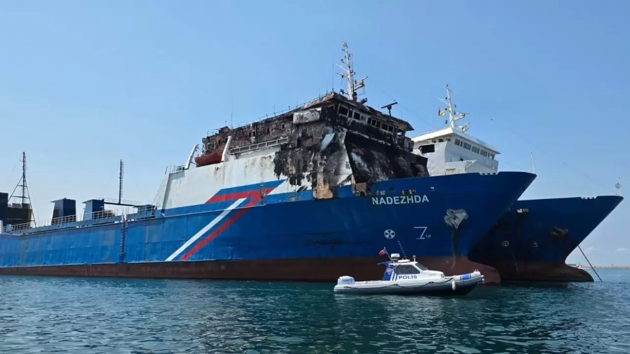 Rusya açıklarında dron saldırısına uğrayan Türk sahipli gemi Samsun’a getirildi 6