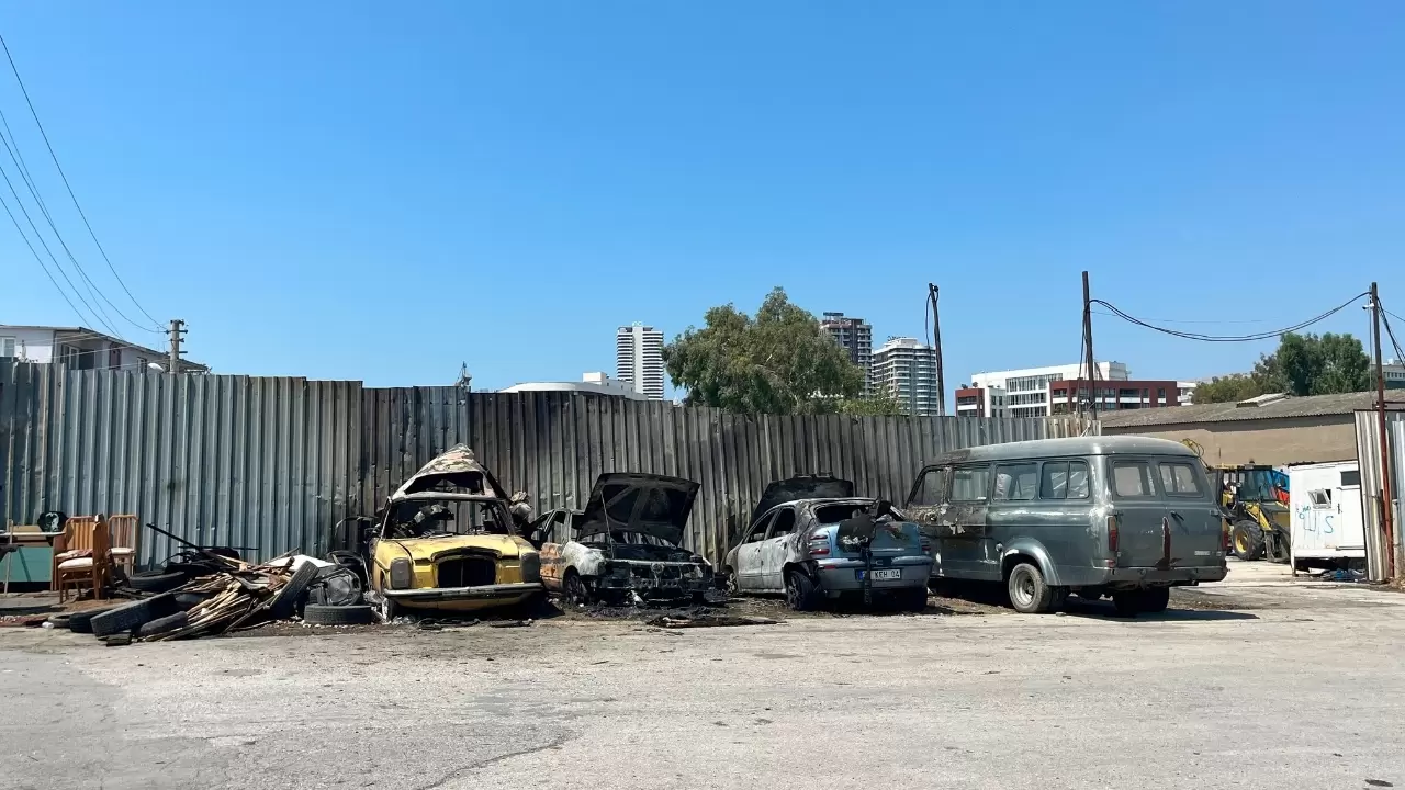 Alevler 4 otomobili kullanılamaz hale getirdi 3