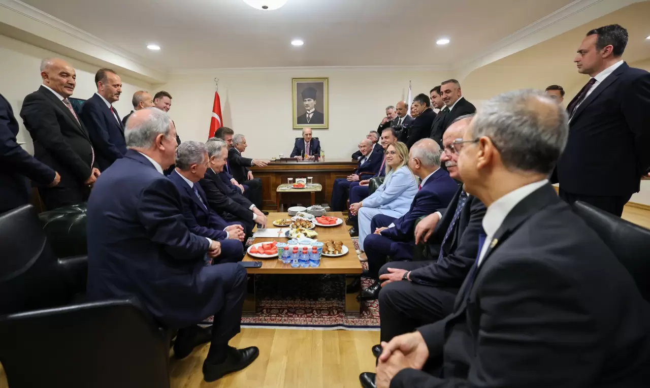 MHP Lideri Bahçeli'den TBMM Başkanı Kurtulmuş'a hediye 12