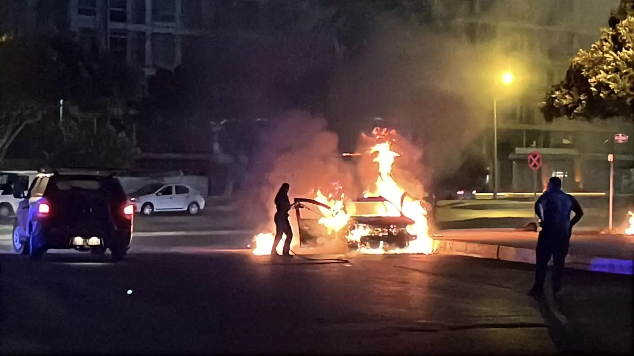Seyir halindeki otomobil alev aldı, ilk müdahaleyi kadın itfaiye personeli yaptı! 6
