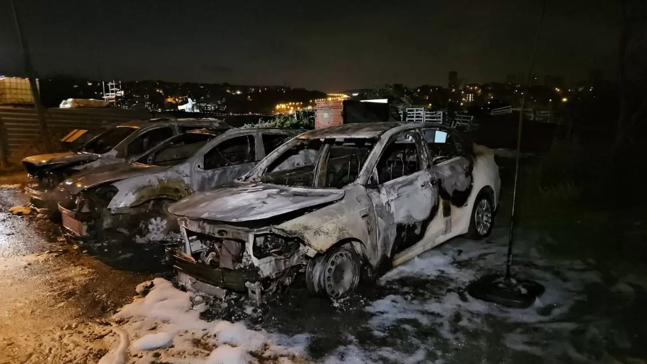 İstanbul’da oto galeride korkutan yangın 2