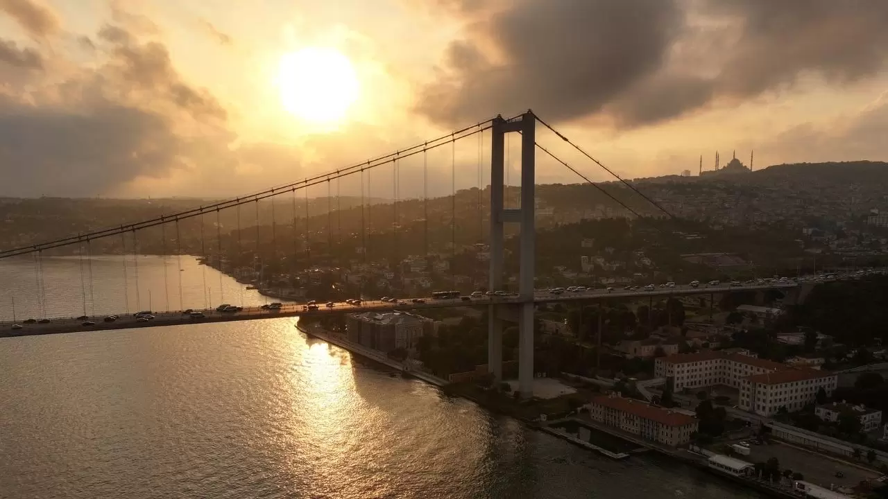 Kız Kulesi ve 15 Temmuz Şehitler Köprüsü eşliğinde güzel görüntü 10