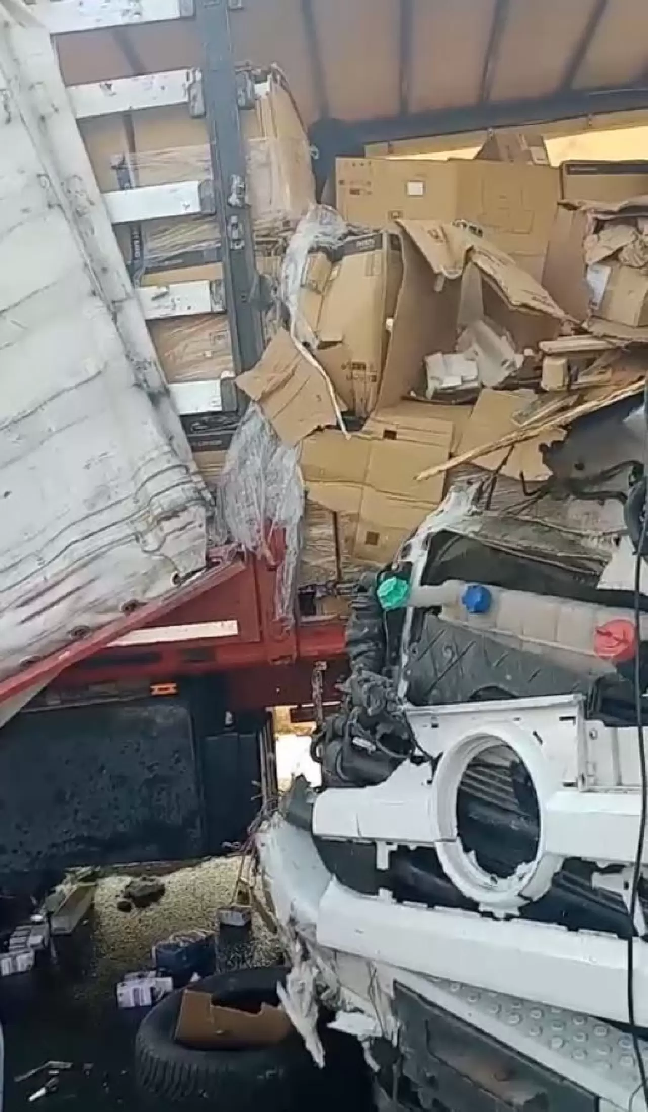 İki tır çarpıştı, 1 ağır yaralı 4