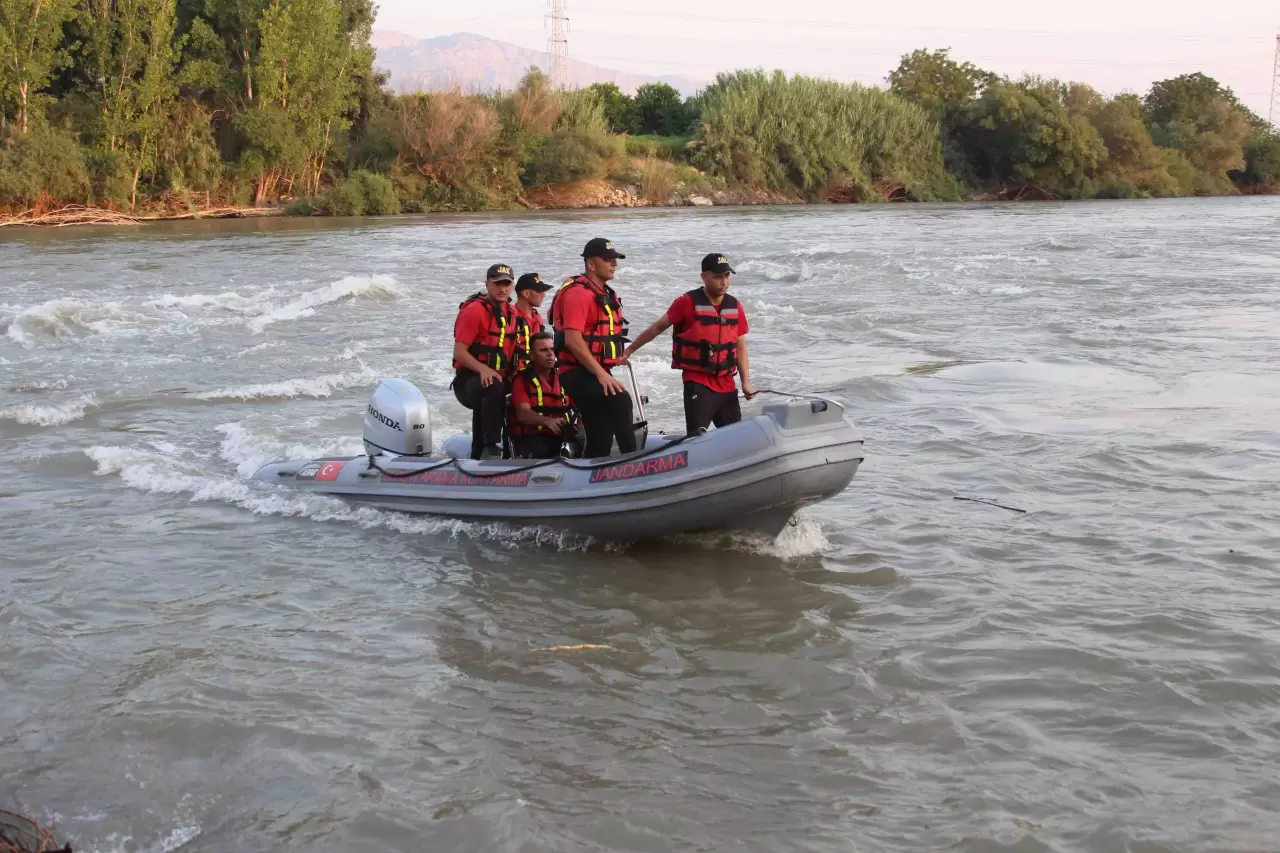 Adana'da Ceyhan Nehri'ne giren 2 çocuk akıntıya kapılarak kayboldu 6