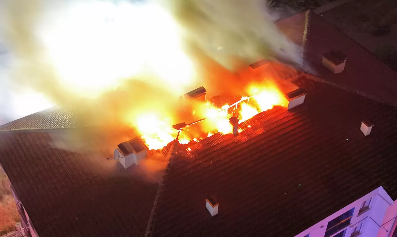 Aksaray'da elektrik panosunda çıkan yangın çatıya sıçradı 6