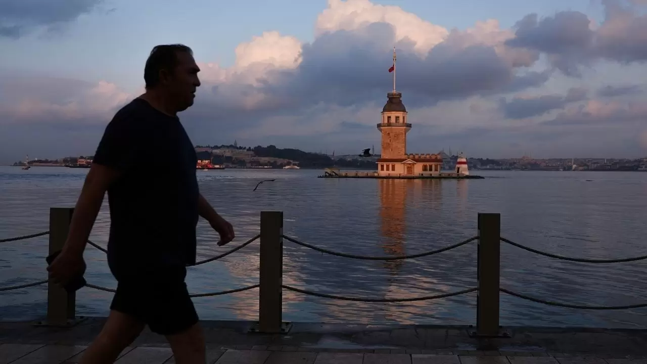 Kız Kulesi ve 15 Temmuz Şehitler Köprüsü eşliğinde güzel görüntü 12