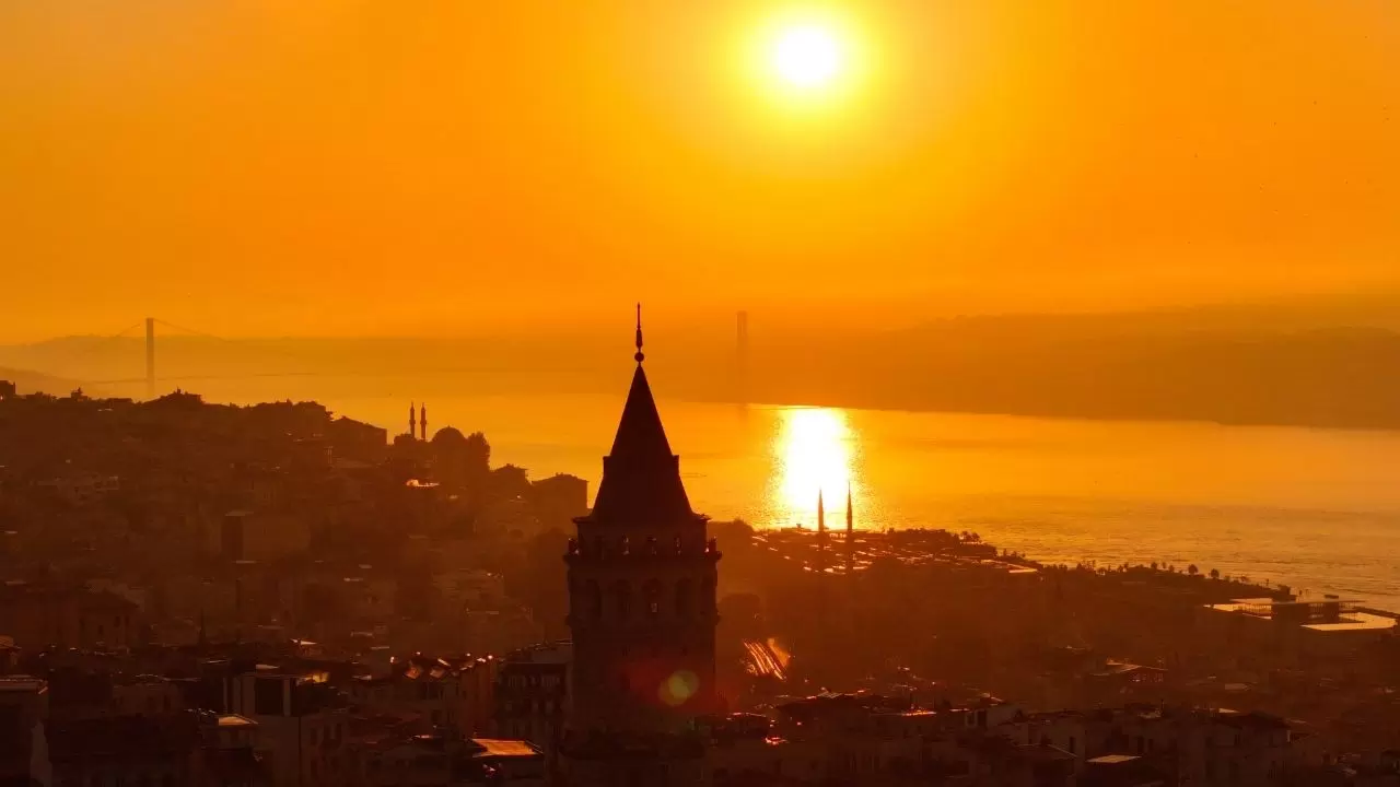 Günün ilk ışıkları Galata Kulesi’ni sardı! 4