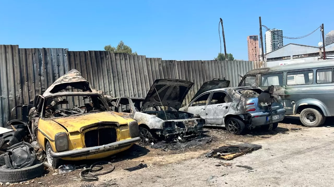 Alevler 4 otomobili kullanılamaz hale getirdi 1
