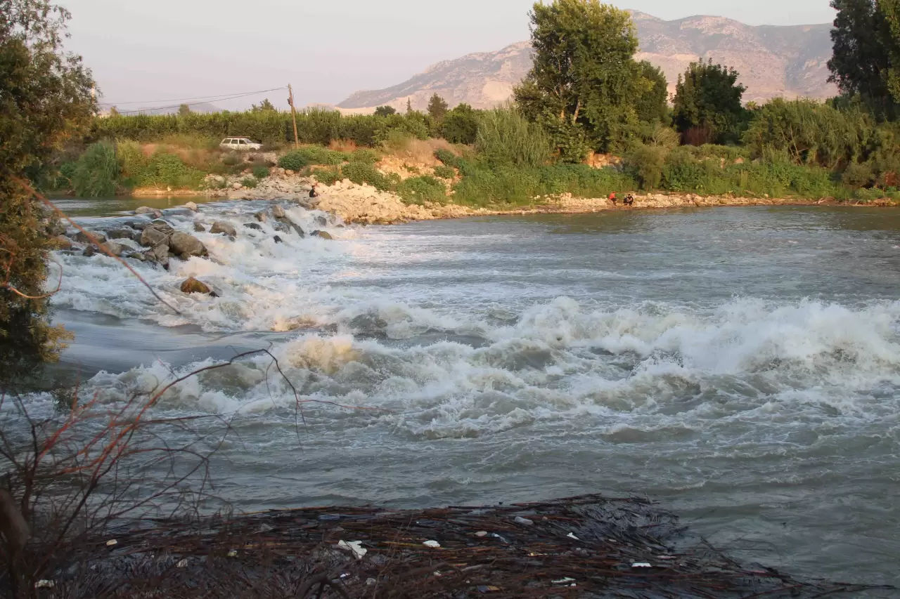 Adana'da Ceyhan Nehri'ne giren 2 çocuk akıntıya kapılarak kayboldu 3