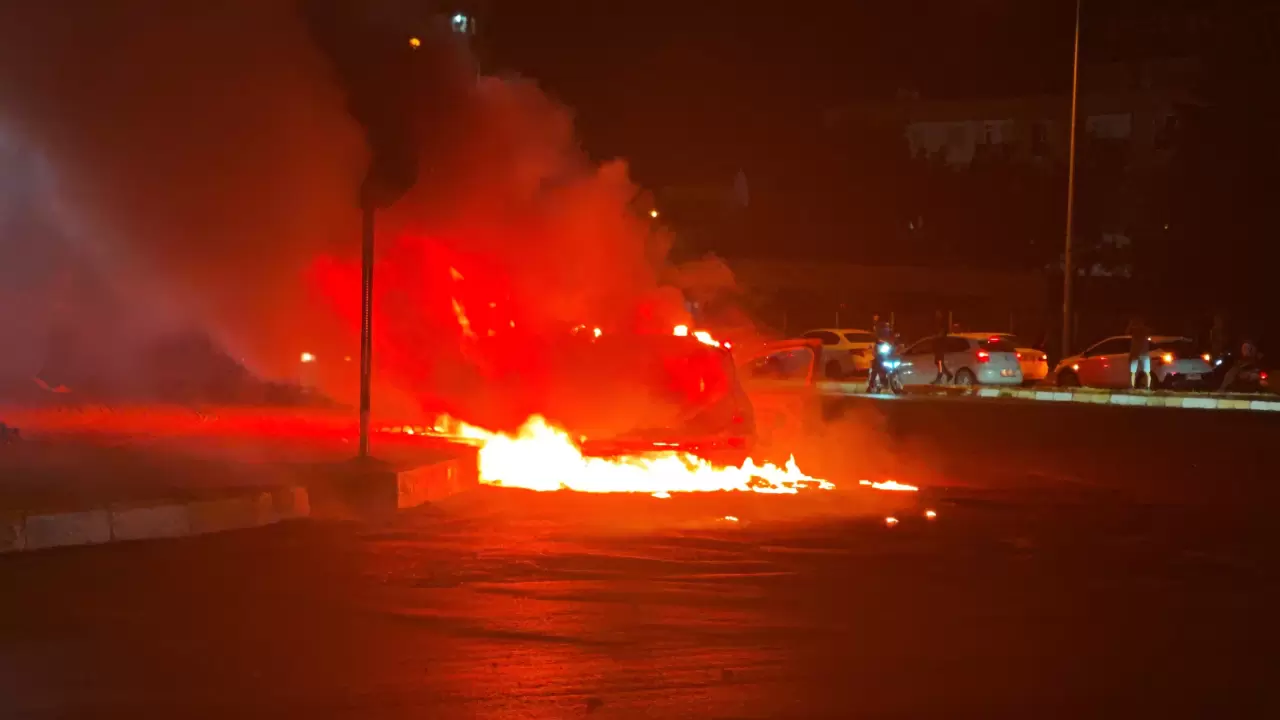 Seyir halindeki otomobil alev aldı, ilk müdahaleyi kadın itfaiye personeli yaptı! 3