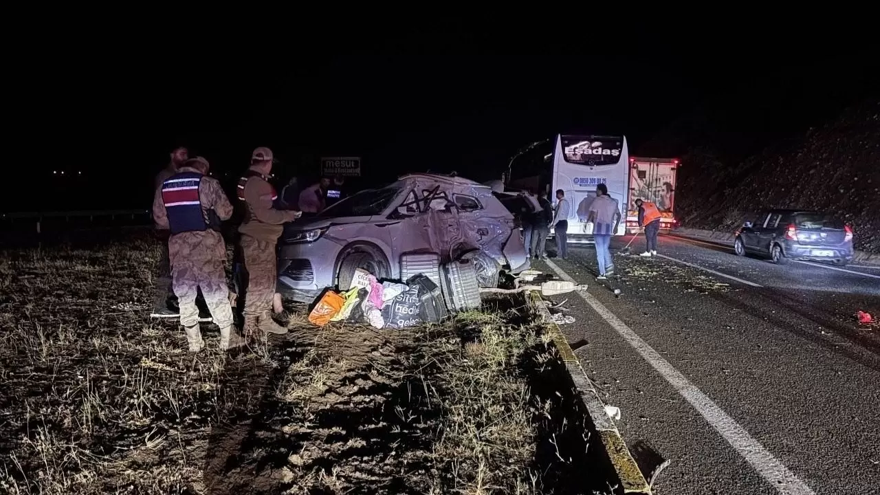 Yolcu otobüsü ile SUV çarpıştı: 1’i ağır 7 yaralı 3