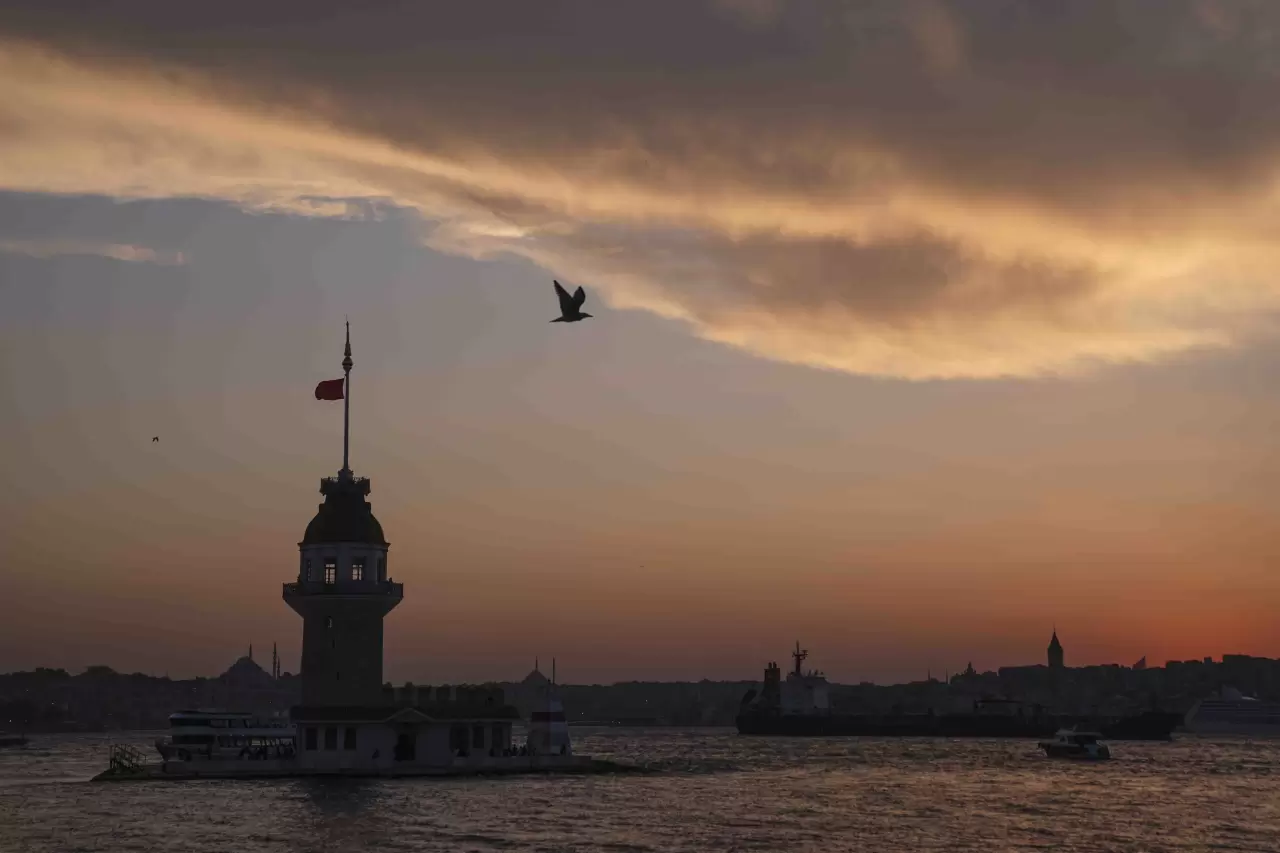 İstanbul’da gün batımı mest etti! Kız Kulesi eşliğinde büyüleyici manzara 4
