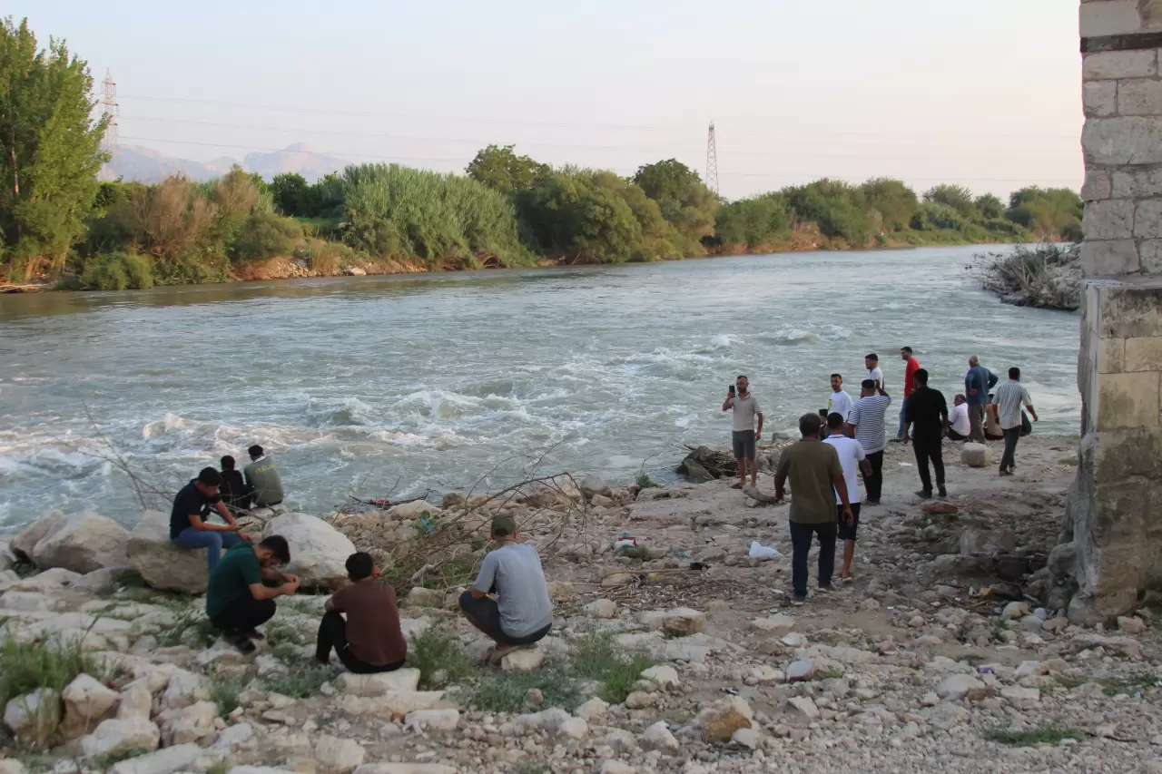Adana'da Ceyhan Nehri'ne giren 2 çocuk akıntıya kapılarak kayboldu 1