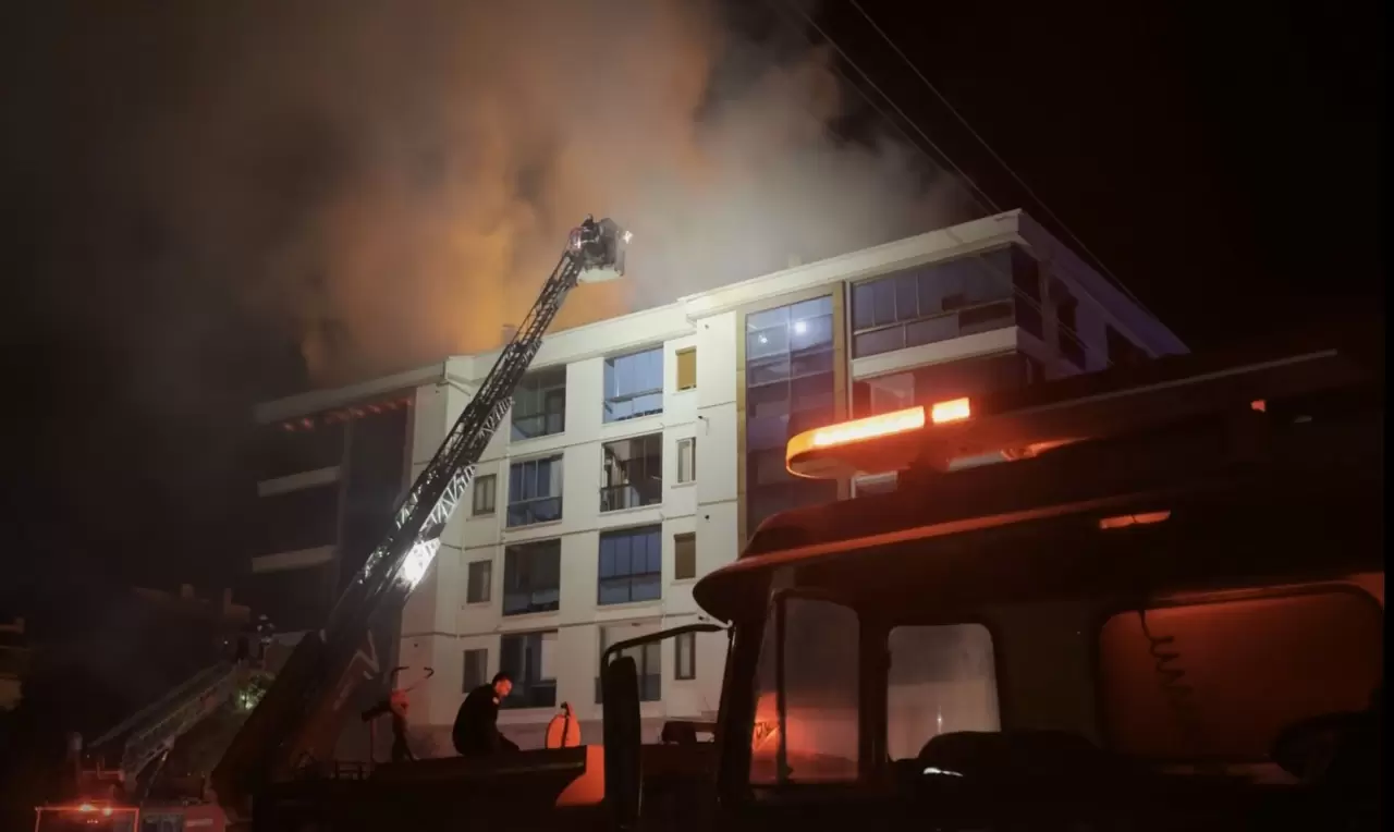 Aksaray'da elektrik panosunda çıkan yangın çatıya sıçradı 9