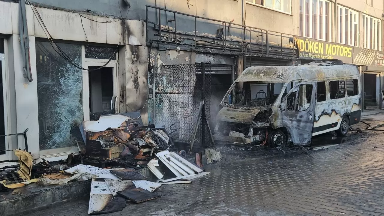 İSTeks Sanayi Sitesi'nde minibüs yanarak kullanılamaz hale geldi! 2