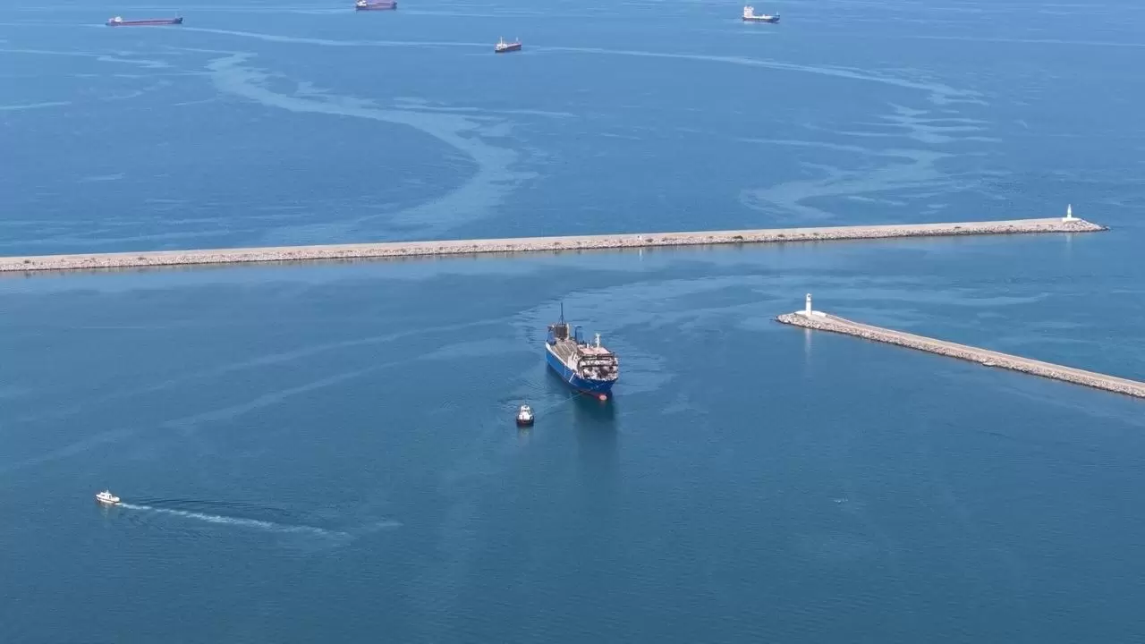 Rusya açıklarında dron saldırısına uğrayan Türk sahipli gemi Samsun’a getirildi 4