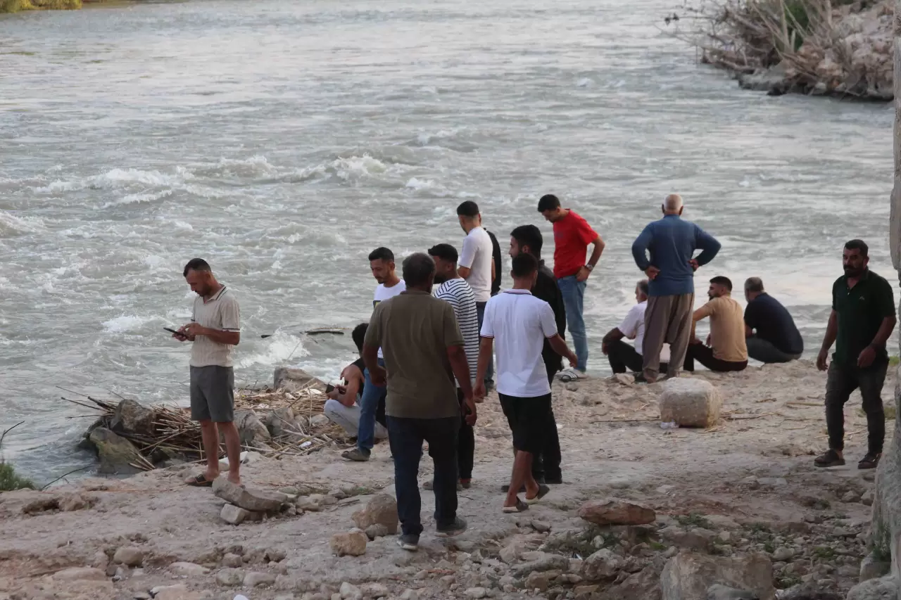 Adana'da Ceyhan Nehri'ne giren 2 çocuk akıntıya kapılarak kayboldu 2