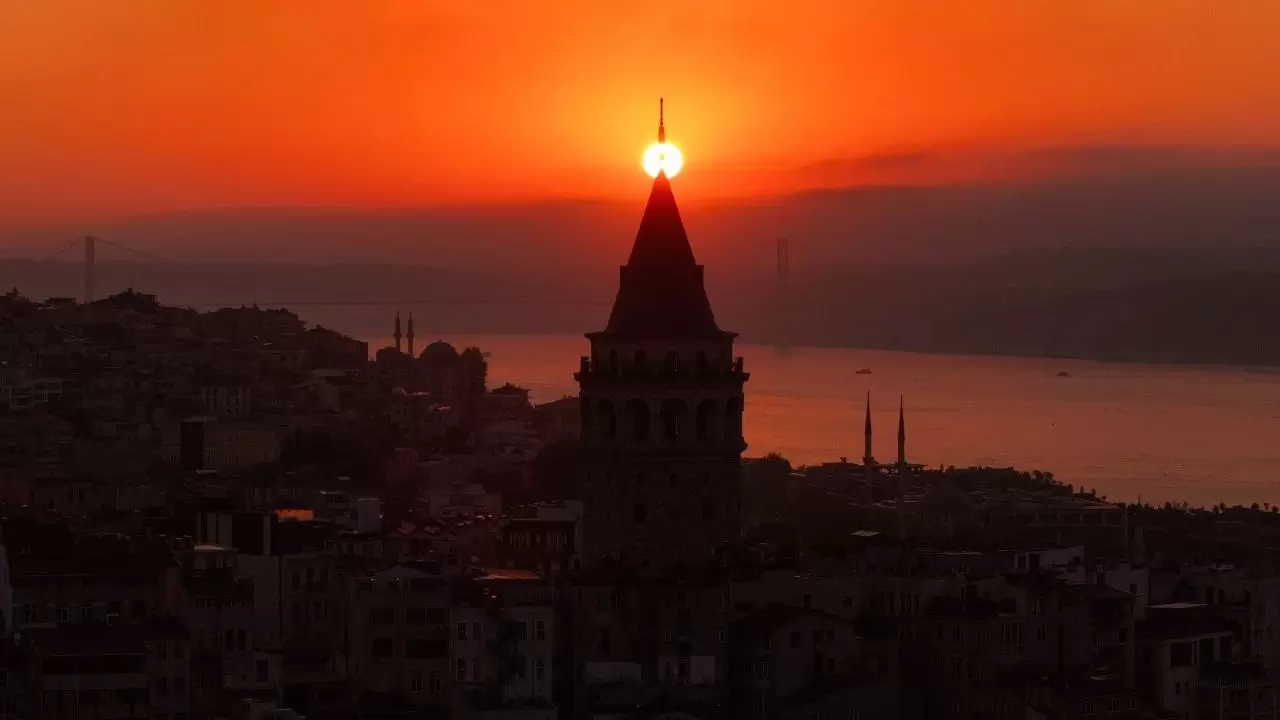 Günün ilk ışıkları Galata Kulesi’ni sardı! 10
