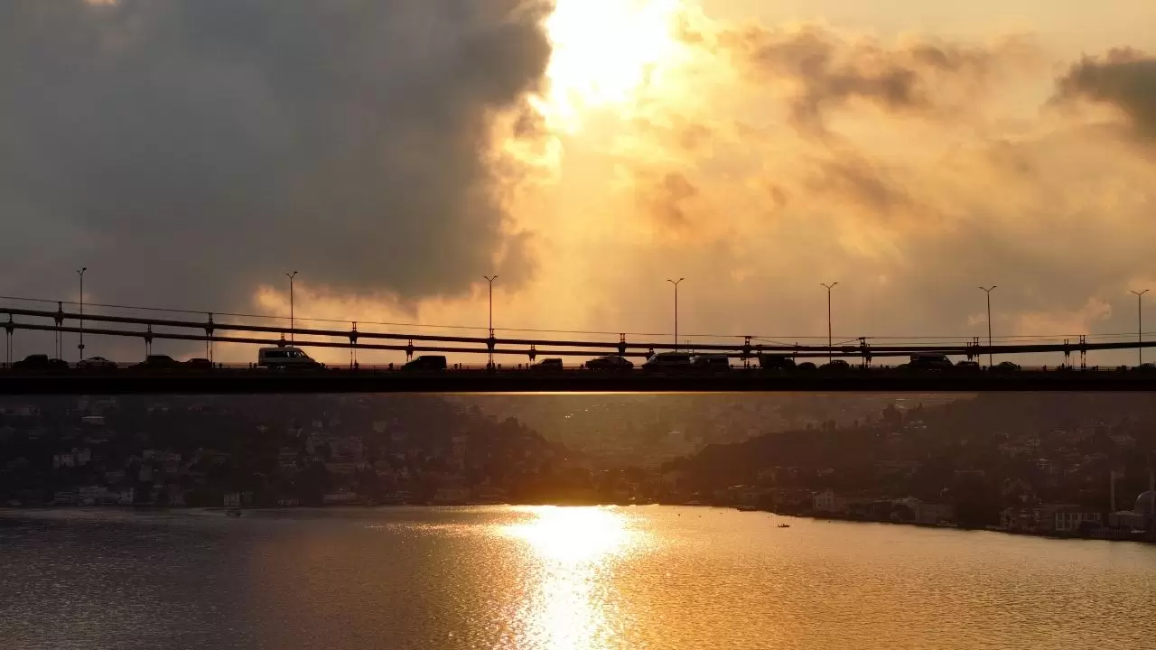 Kız Kulesi ve 15 Temmuz Şehitler Köprüsü eşliğinde güzel görüntü 3