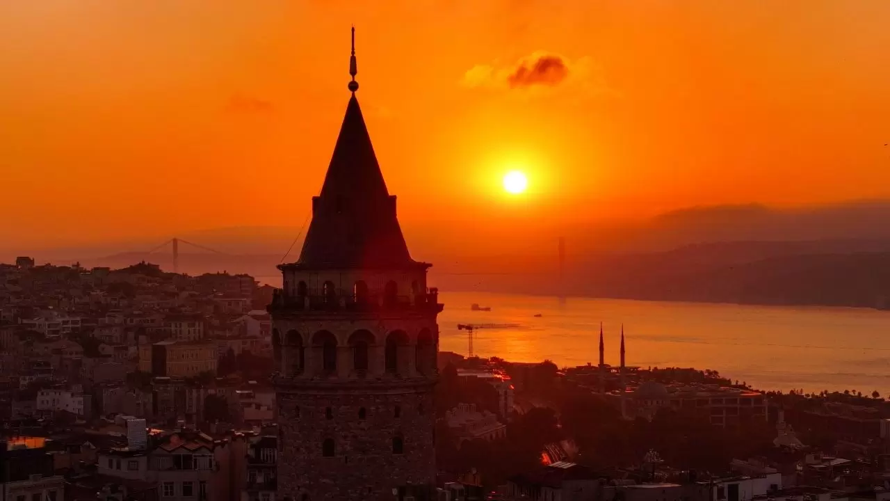 Günün ilk ışıkları Galata Kulesi’ni sardı! 8