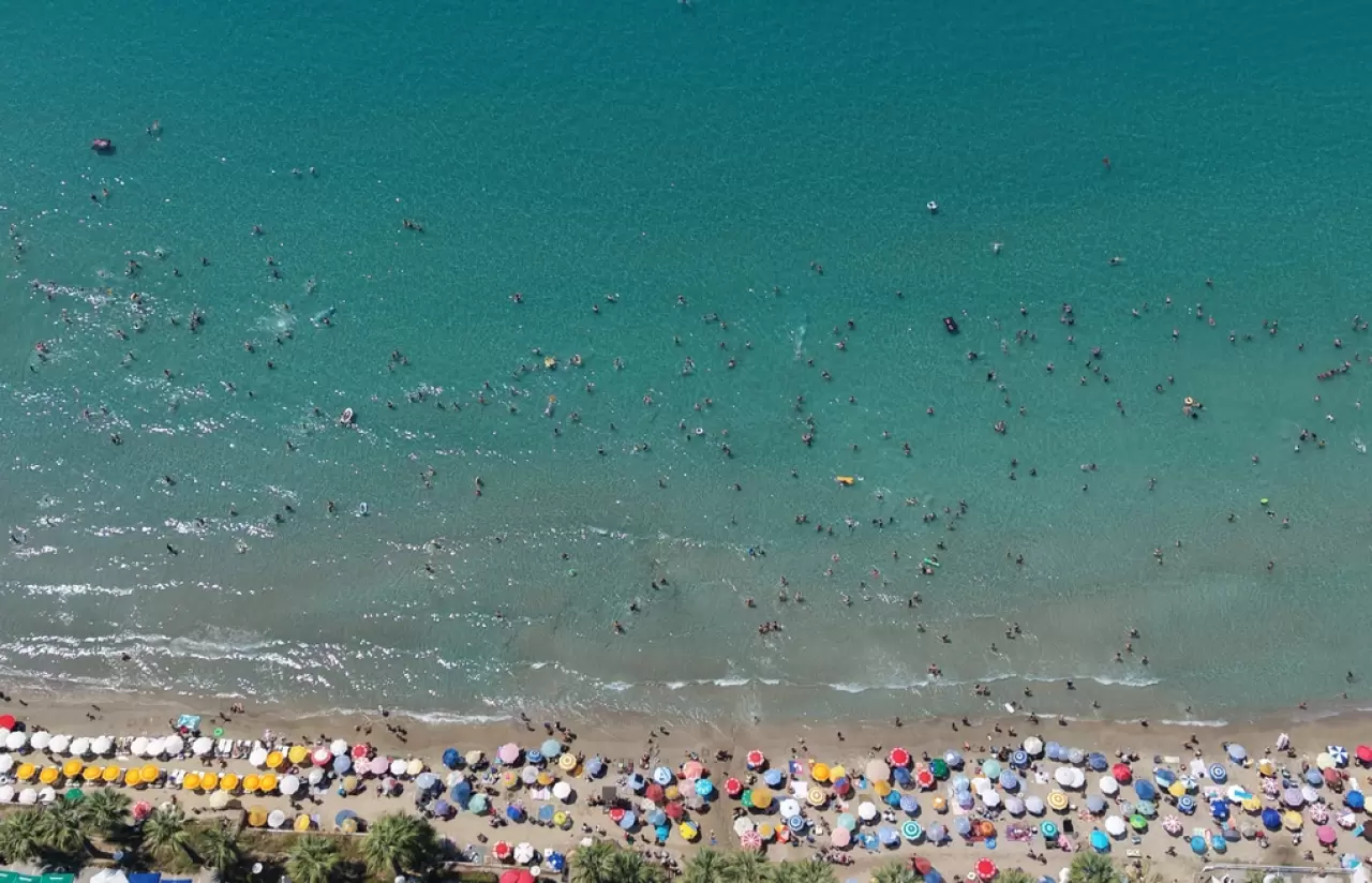 Termometreler 30 dereceyi gördü: Kuşadası plajlarında adım atacak yer kalmadı! 1
