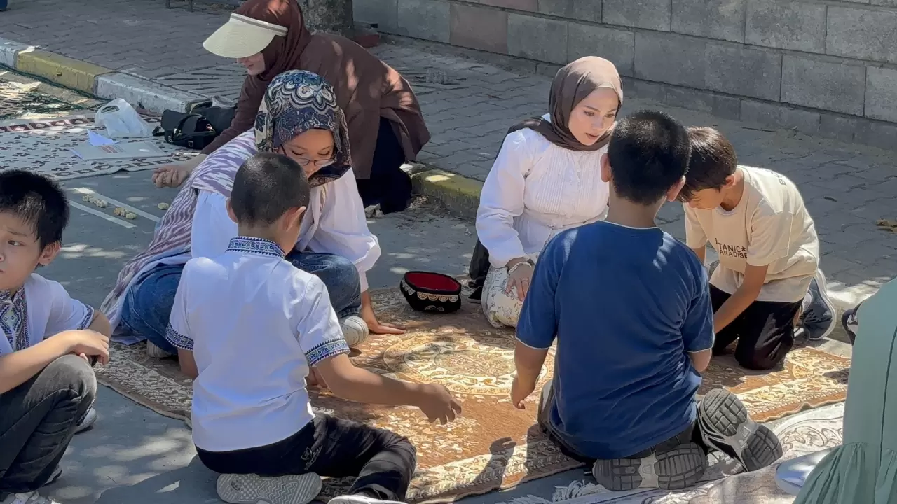 Küçükçekmece’de Uygur kültürü çocukların oyunlarıyla yaşatıldı 5