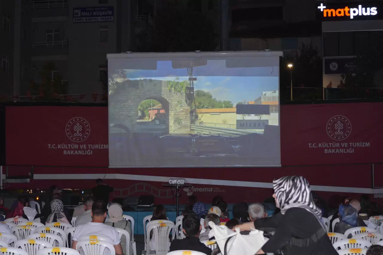 Çorum'da nostaljik akşam: Açık havada konser ve sinema keyfi 5