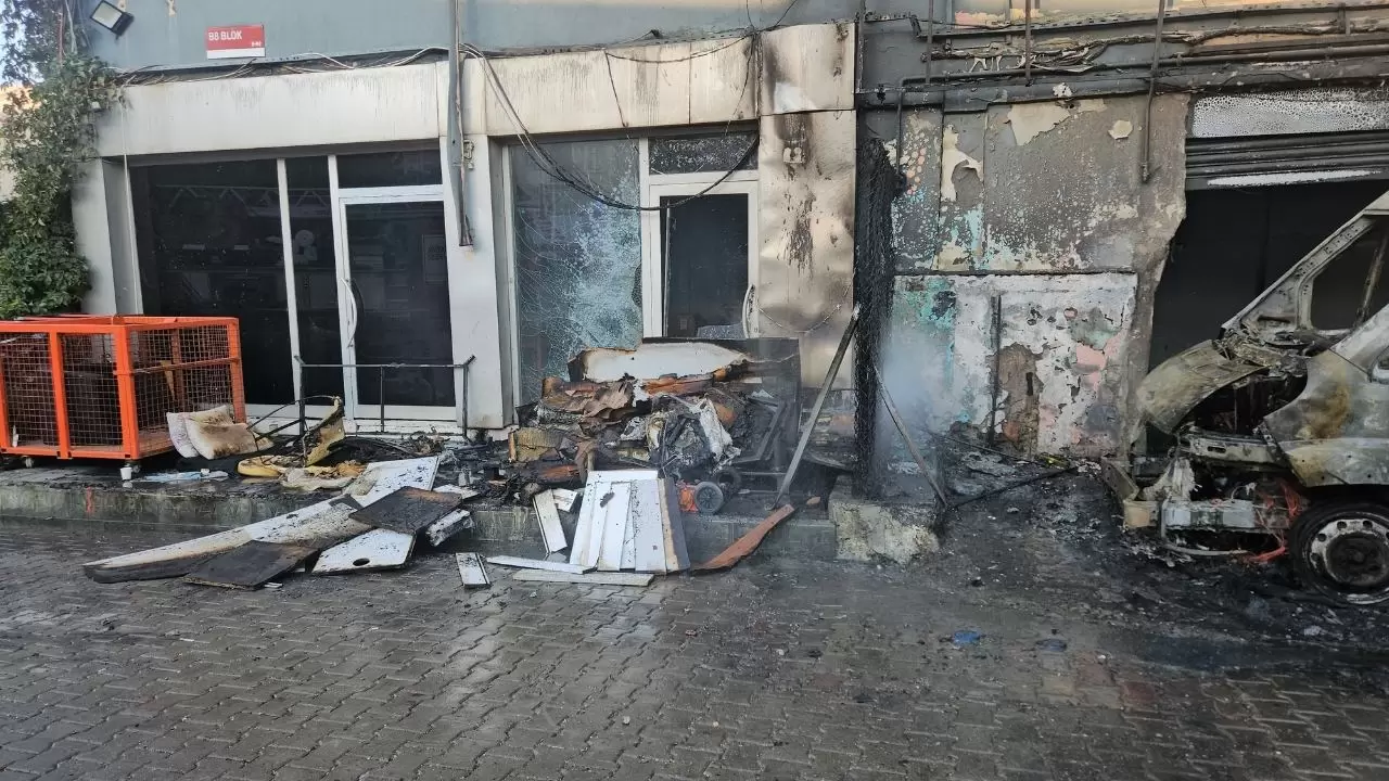 İSTeks Sanayi Sitesi'nde minibüs yanarak kullanılamaz hale geldi! 1