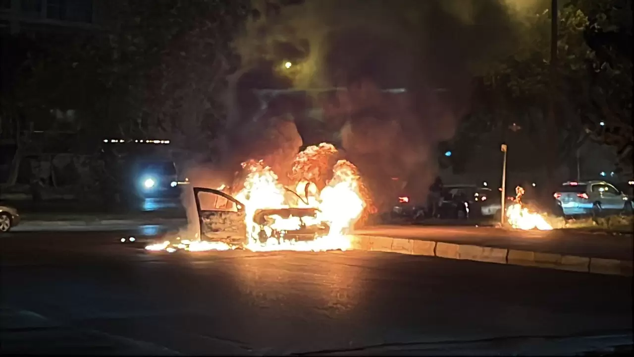 Seyir halindeki otomobil alev aldı, ilk müdahaleyi kadın itfaiye personeli yaptı! 1